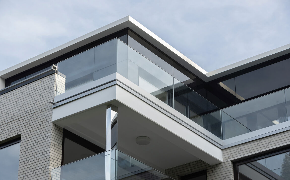 Elegante Absturzsicherung aus Glas: GM RAILING® UNI SOLO