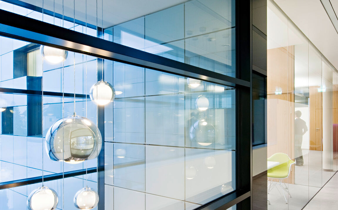 Bürogebäude mit UNIGLAS® GLASSICS-U RANDVERBUNDHALTER 