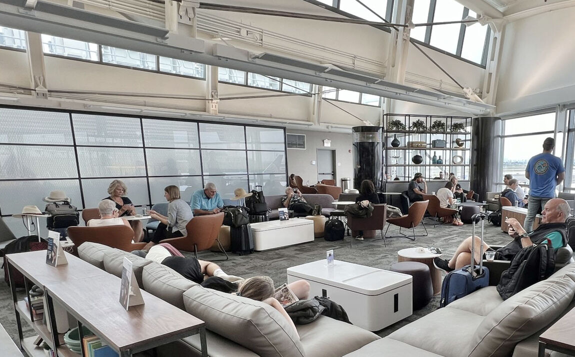 GM VSG LAMIMART United Airlines Lounge 