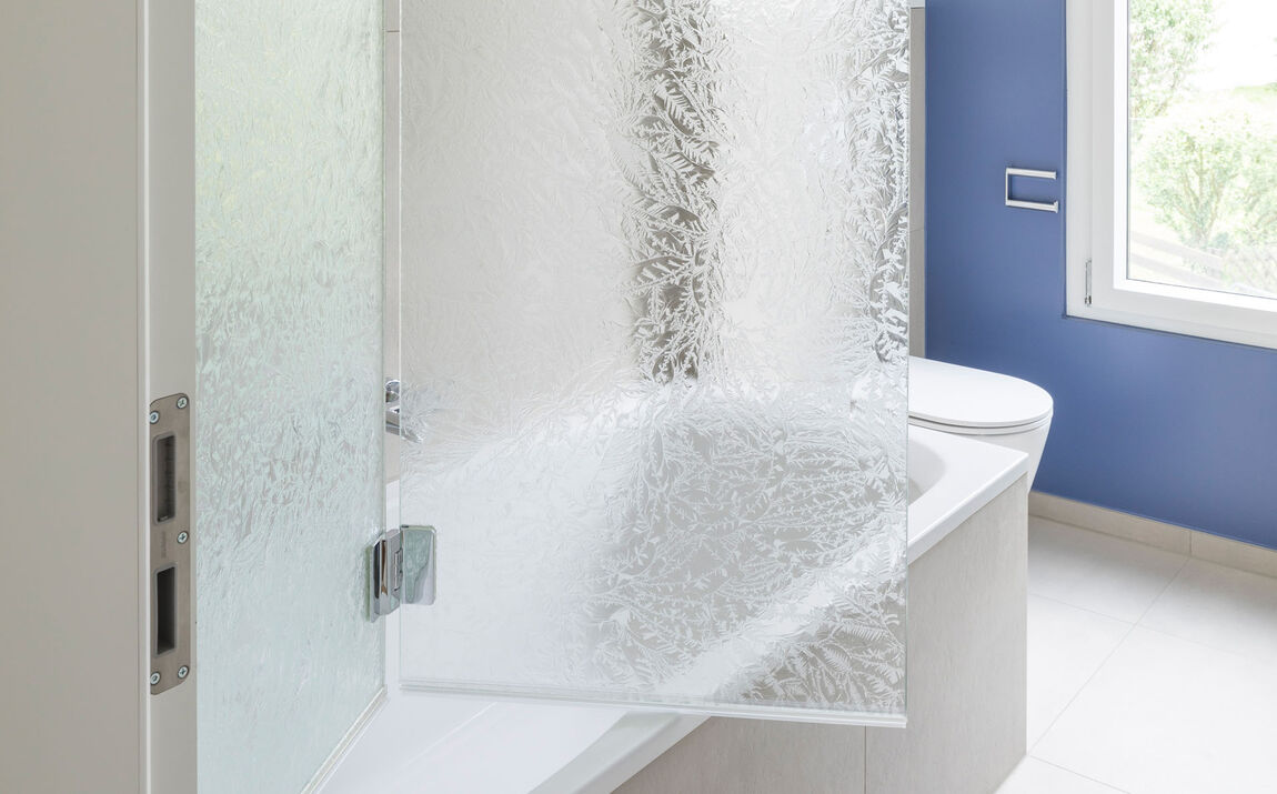 Badewanne mit Duschverglasung