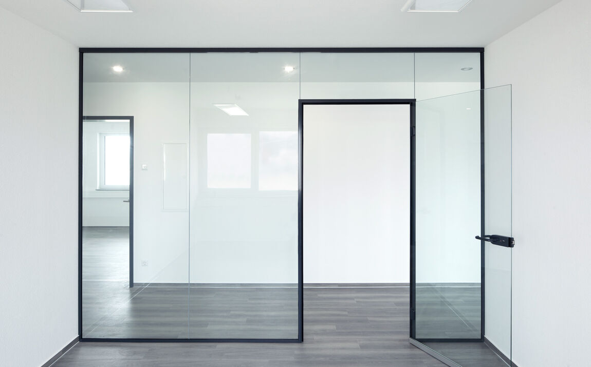 Glas-Trennwand-System mit Zargentür