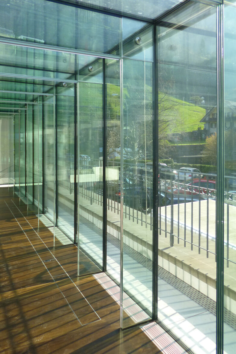 Glas-Stützen tragen Glaskonstruktion