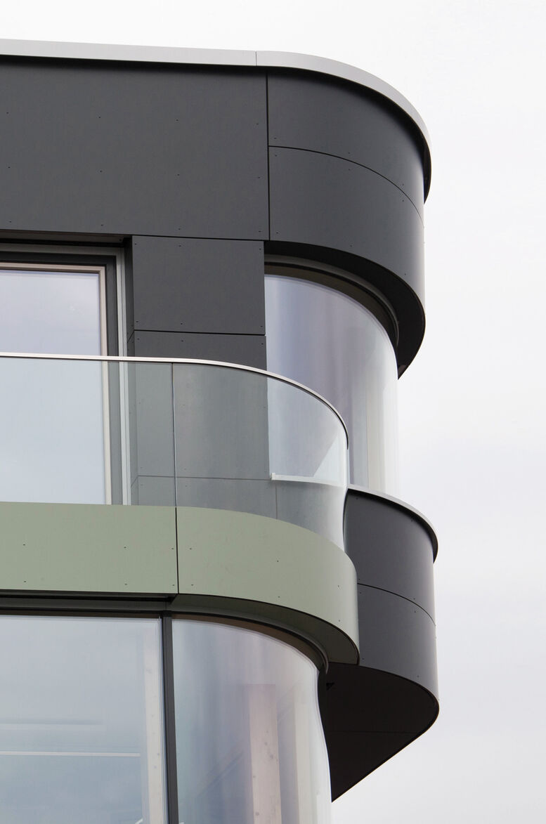 glasgelaender-GM Railing bent-gm railing-geschwungenes glasgelaender-hochhaus