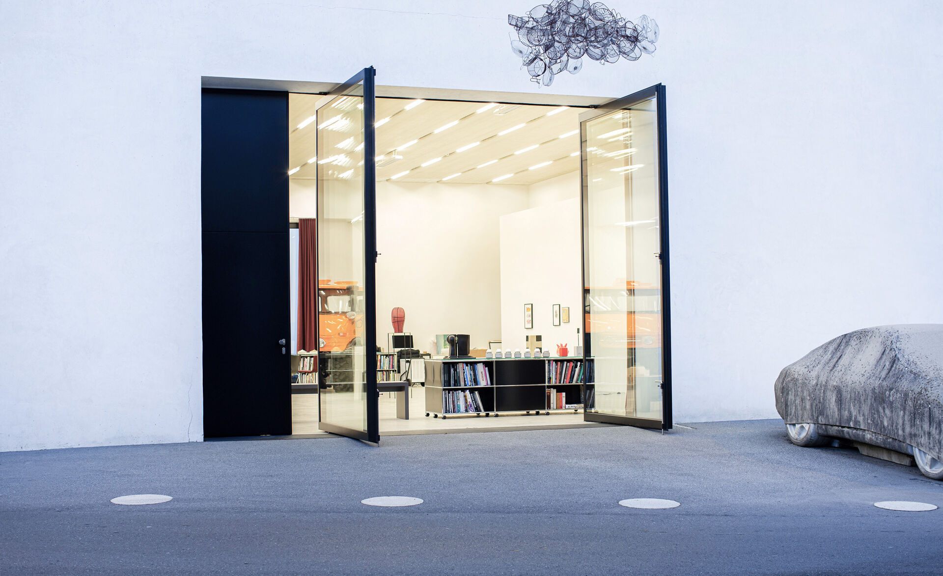 Großformatige Glastür aus GM® ISO TOP Isolierglas mit schwarzen Profilen und Abstandhaltern 