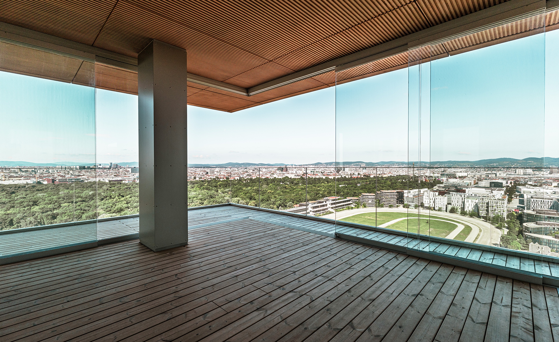 Glasgelaender_ GM RAILING_IneinemProfil_Gruenblick_wien-bildszene (11)