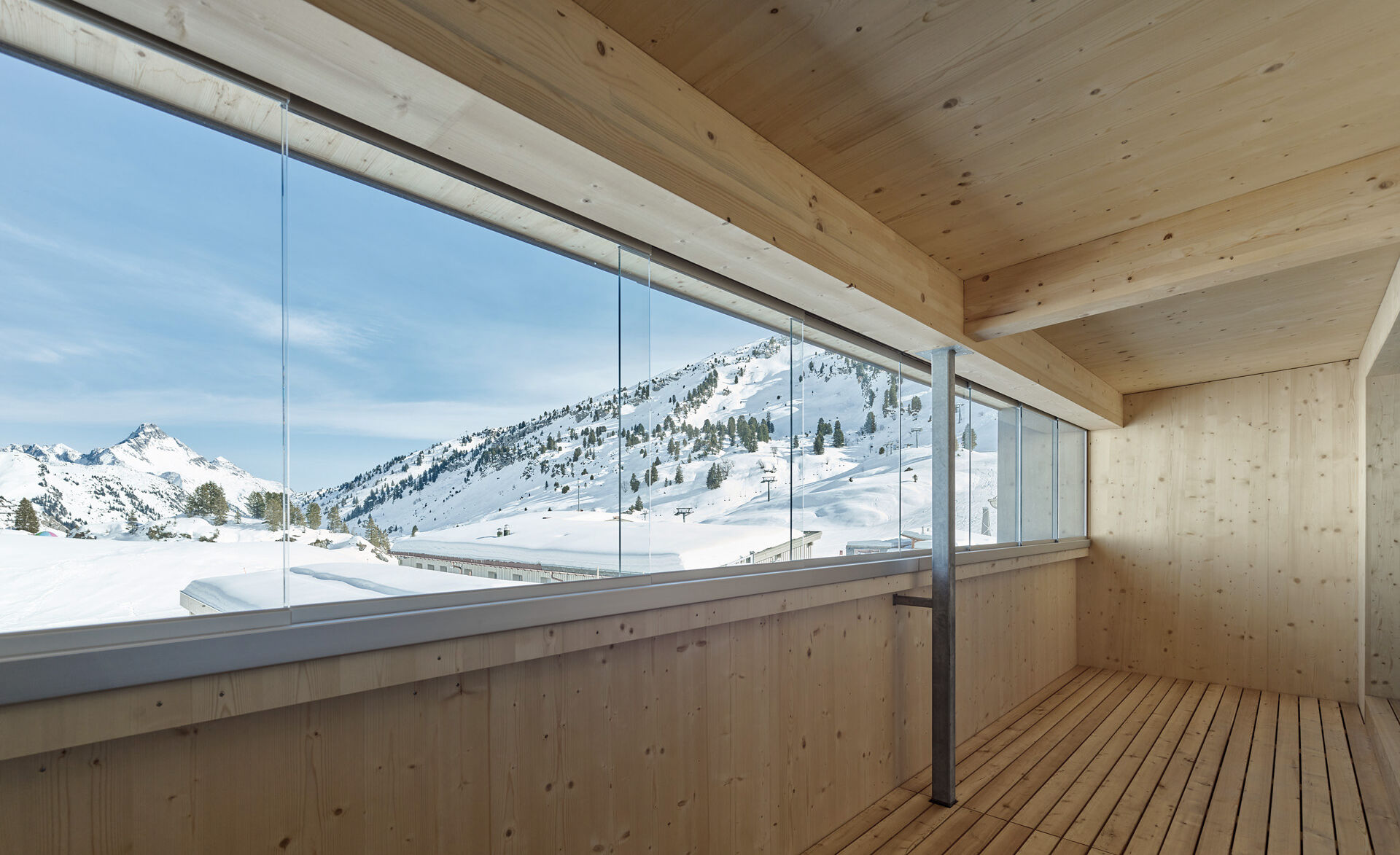 Rahmenlose Schiebeanlage GM TOPROLL® 6/8 sorgt für traumhaften Ausblick auf Schneelandschaft