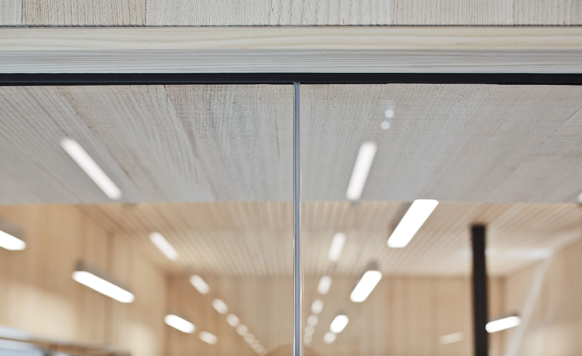 ganzglasanlage-glas trennwand-schmales profil-sicherheit