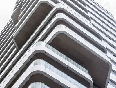 Ansicht der gebogenen Gläser am Gebäude von unten