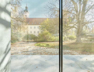 Perforiertes Glas mit Printmuster