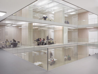 Bildungscampus mit transparenten Glaswänden von Glas Marte. 