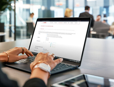 Ein Laptop auf dem der Online Rechner zu sehen ist