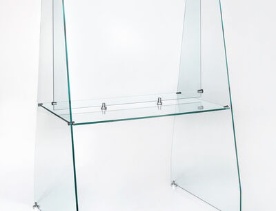 Ein transparenter Glastisch mit einer integrierten Glasschutzwand.