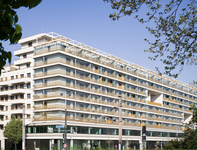 Das Gebäude von außen mit GM Toproll 10/14