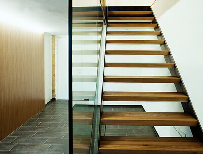 Holztreppe mit Glasgeländer