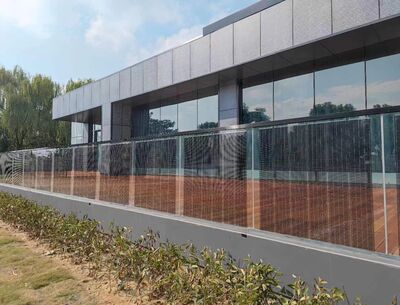 Verbautes Glasgeländer mit integrierten Photovoltaik-Paneelen.