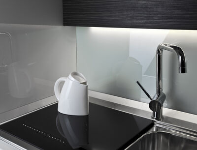 Nahaufnahme einer modernen Küchenrückwand von Glas Marte.