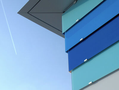 Blaue Glasfassade mit Schuppenhalter