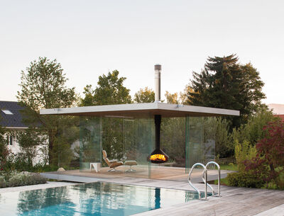 Pavillon mit Glaswänden im Garten