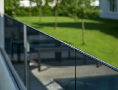 Glass Stripes auf einem dunklen Glasgeländer 