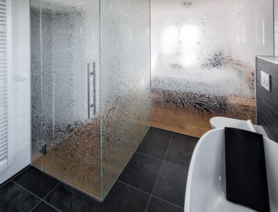 Dusche und Trennwand aus Eiskristallglas