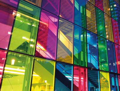 Fassade eines Gebäudes mit farbigem Glas.