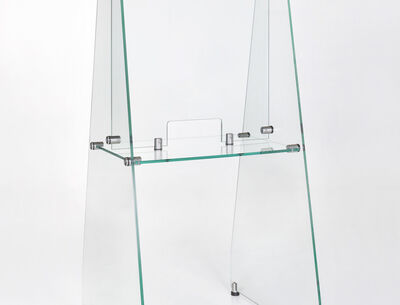 Tisch mit einer Glasschutzwand zum Gespräch führen